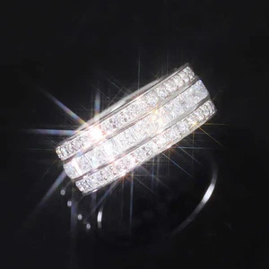 Anillo de compromiso de eternidad Princesa y redondo moissanita tres filas enchapado en blanco de 14 k - Imagen 1 de 9