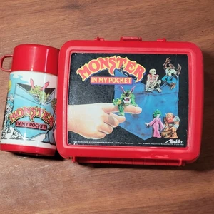 Fiambrera Monster In My Pocket roja vintage 1990 Aladdin plástico con termo - Imagen 1 de 12