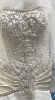 Lindo vestido de noiva Allure Bridals tamanho 8 e Vail - Imagem 1 de 4