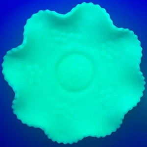 Fenton Custard Uranium Ruffled glass bowl - Picture 1 of 8