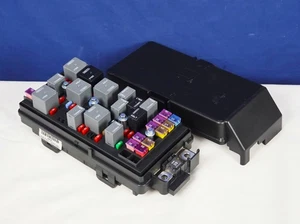 2008 Saturn Aura 2.4L Fuse Box Relay Module  25883019 ,  25808022 - Picture 1 of 10