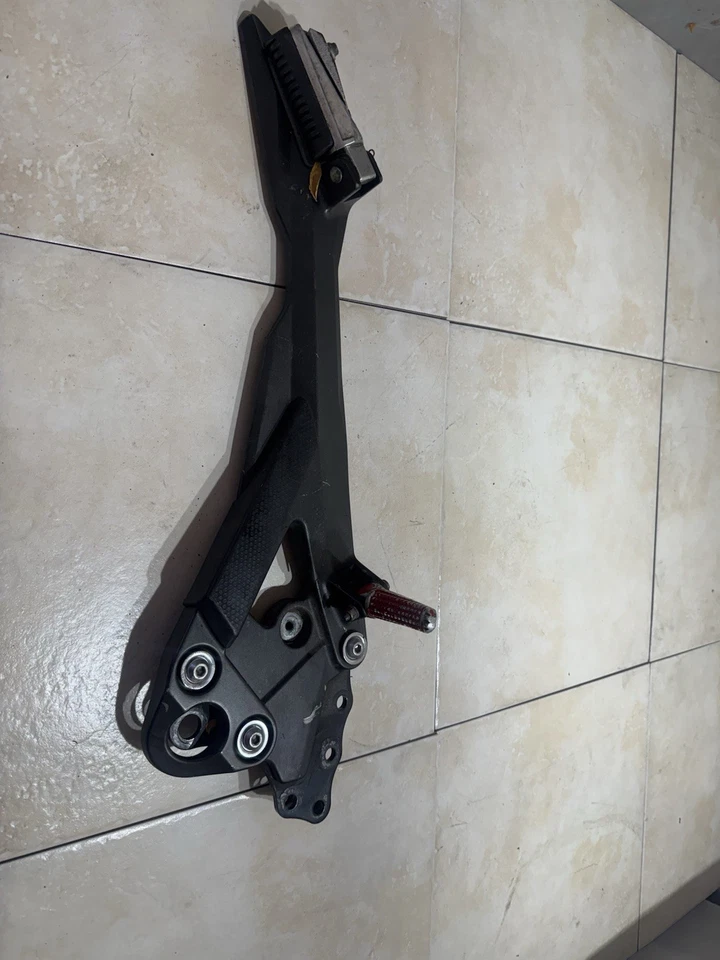 Conjunto de apoio para os pés lateral esquerdo Yamaha Fz6r 2009-2017 - Imagem 1 de 4