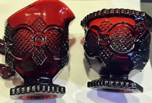 Vintage ~ Avon 1876 Cape Cod Collection ~ Rubinrotes Glas Sahne und Zucker Set EUC - Bild 1 von 16