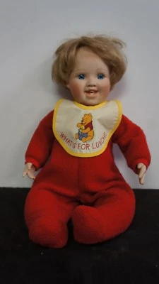 ЭШТОН ДРЕЙК ЧТО НА ОБЕД ПУХ ФАРФОРОВАЯ КУКЛА С НАГРУДНИКОМ ДИСНЕЙ  - Изображение 1 из 4