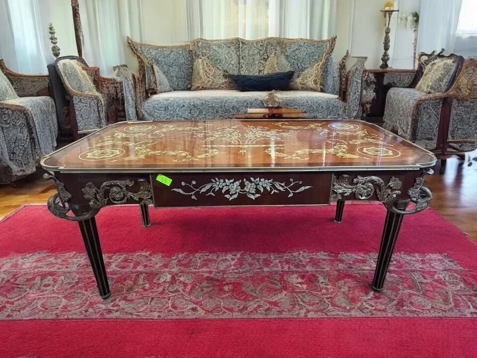 Mesa francesa con incrustaciones ornamentadas para muebles antiguos Foto 1 de 1