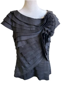 Blusa Tadashi Collection tafetán para mujer 14 detalle de flores negra con volantes clásica - Imagen 1 de 10