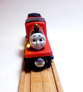 Thomas & seine Freunde Holzeisenbahn Zug Roll N Whistle James mit Tenderwagen EUC - Bild 1 von 7