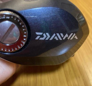 Carrete de pesca Daiwa Alphas Finesse personalizado 105H baitcast JDM diestro - Imagen 1 de 10