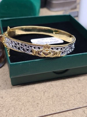 Brazalete de nudo celta Claddagh de plata maciza de dos tonos de oro de 14K Foto 1 de 2