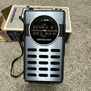 Vintage Soundesign AM/FM Pocket Radio 2102 FOR PARTS OR REPAIR - Picture 1 of 4