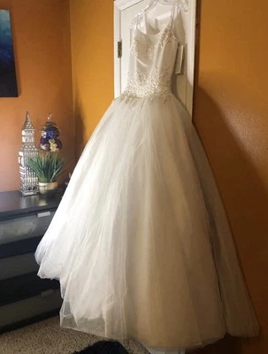 Brand NWOT Oleg Cassini White princess Corset Bridal Wedding Gown. Size 6 - Image 1 of 4