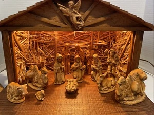 Vintage*Unbranded 16 pc. Porcelain Nativity Set w/Wooden Light Up Barn/Creche - Picture 1 of 14