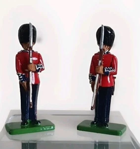 W BRITAINS 40204 SCOTS GUARDS PRESENT ARMS METALLSPIELZEUG. SOLDAT 2 TEILIGES SET VERPACKT  - Bild 1 von 17