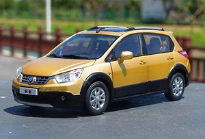 Modelo de coche fundido a presión dorado Nissan Venucia R50X escala 1/18 juguete regalo nuevo en caja - Imagen 1 de 7