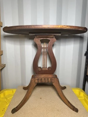 Mesa auxiliar ovalada con base de arpa de lira MERSMAN vintage/mediados de siglo Foto 1 de 4