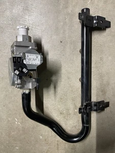 EF32CW211 Carrier Bryant Payne Gas Valve  Manifold And Natural Gas Orifices USED - Picture 1 of 4