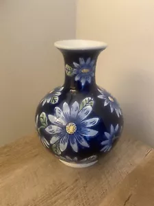Blue Vase With Daisies Ceramic 8.5” Tall Lovely Flowers Summer - Picture 1 of 12