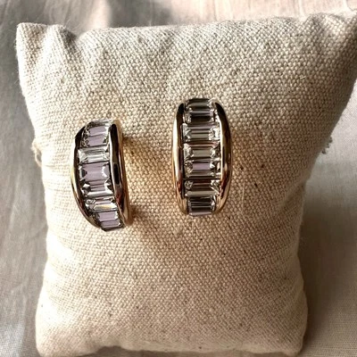 Pendientes de aro Huggie perforados de cristal transparente tono dorado J Crew Foto 1 de 4