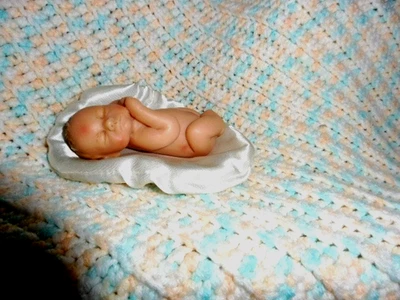 ASHTON DRAKE 4 英寸树脂婴儿娃娃白色缎面 — 第 1/4 张图片