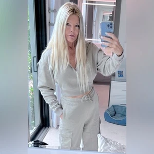 NUEVO CON ETIQUETAS $226 REVOLVE WeWoreWhat sudadera con capucha corta de felpa francesa y pantalones deportivos cargo S - Imagen 1 de 16