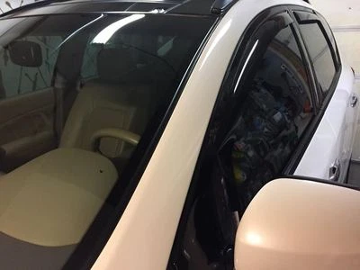 JUEGO DE 4 PROTECTORES DE LLUVIA EN CANAL PARA INFINITI QX30 2016-2019 Foto 1 de 3