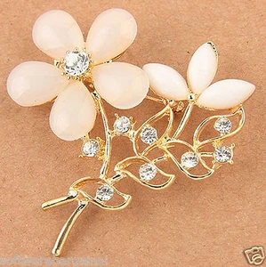 LADY'S GOLD PLATED FASHION WHITE FLOWER BROOCH. LOOKS GREAT. SHIPS FAST / FREE! - Picture 1 of 1