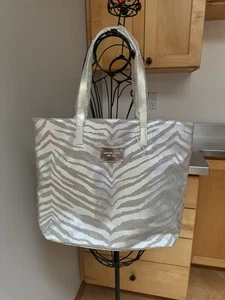 Bolso de Mano Michael Kors Lona Cebra Plateado Nuevo - Imagen 1 de 15