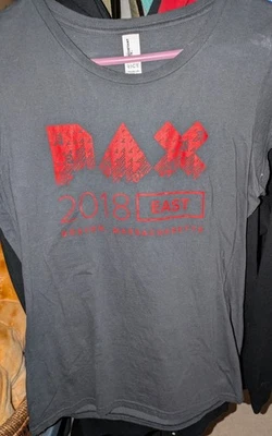 Camisa gris para mujer Pax East 2018 Foto 1 de 4