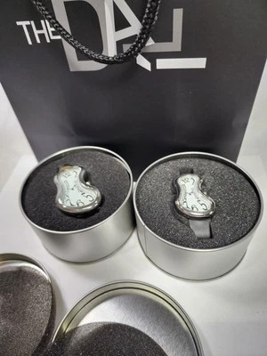 Nuevo en caja Juego de relojes Museo Salvador Dalí - Bisel pequeño y grande tono plata correa negra - Imagen 1 de 4