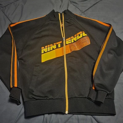 Jaqueta de pista vintage oficial Nintendo 2005 laranja marrom listrada adulto tamanho pequeno - Imagem 1 de 4