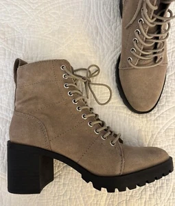 DOLCE VITA Taupe Tan Suede Lace-Up Bootie Boots w/ Heel NIGEL 9 M - NEW - Picture 1 of 7