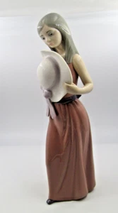 LLADRO PORZELLAN FIGUR - SCHÜCHTERNES MÄDCHEN MIT STROHHUT - Picture 1 of 8