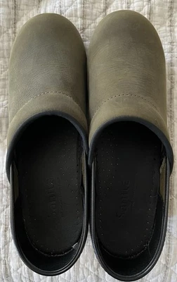 Zuecos Sanita mujer frotados con aceite Forrest verde 38 Foto 1 de 4