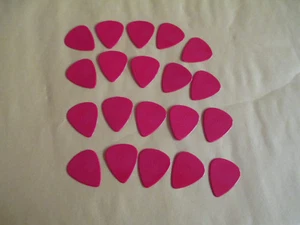 20 SNARLING DOGS BRAIN GUITAR PICKS 351 TYPE in RED - MEDIUM .73 mm - Picture 1 of 3