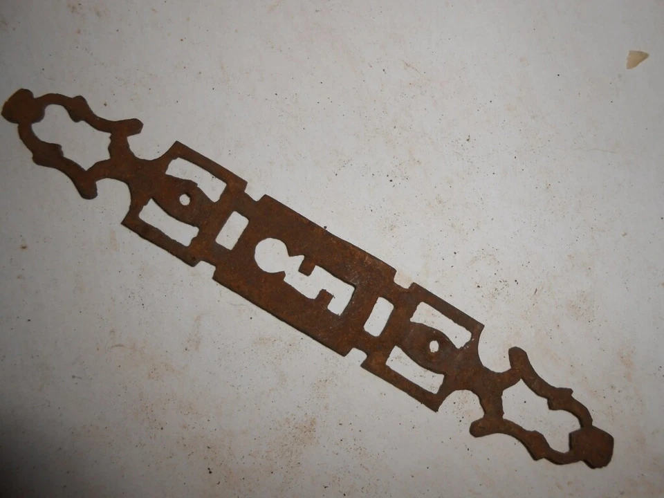  Ornement Entrée de Serrure métal fer armoire ancienne restauration  porte - Photo 1/1