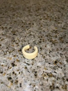 ANILLO DISFRAZ BAQUELITA ACRÍLICO PLÁSTICO LUCITA MARFIL BLANCO DE COLECCIÓN #J43 - Imagen 1 de 4