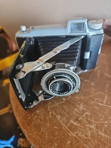 Antigua cámara Kodak Tourist plegable 620 rollo con estuche de cuero - sin probar - Imagen 1 de 10