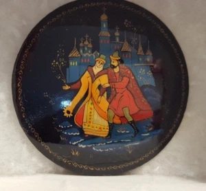 VTG Russian 2" Hand Paint Lacquer "Visiting Moscow" Brooch Pin SIGN ARTIST NEW - Picture 1 of 6