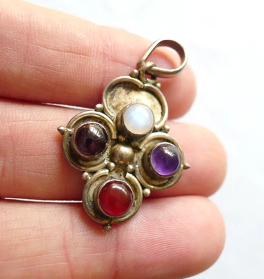 CIONDOLO PENDENTE IN ARGENTO CON PIETRE DURE CROCE  QUADRIFOGLIO DIFETTI - Immagine 1 di 4