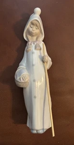 Statuina porcellana LLadro Daisa bambina con cesto e bastone da passeggio 8,75 pollici - Foto 1 di 9