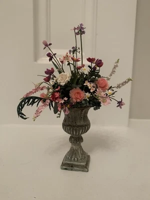 Paula Gilhooley Miniature Flower arrangement  1:12 scale - Image 1 of 4