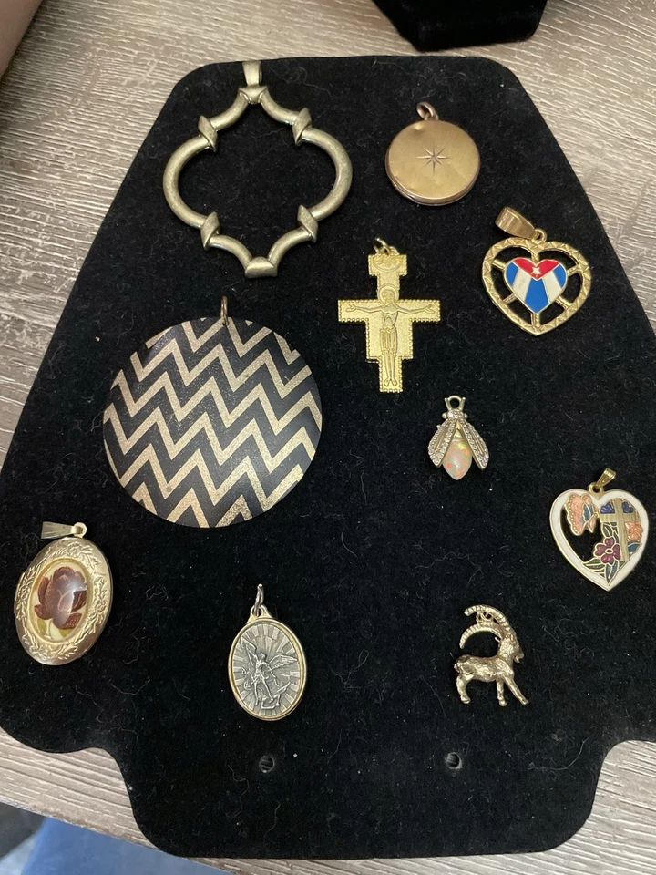 Lote de 10 Colgantes Vintage Dijes Medallones Religioso Zodiaco Esmalte Foto 1 de 1