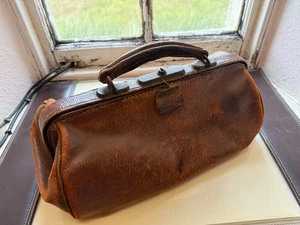 ANTIQUE BROWN LEATHER GLADSTONE BAG, CIRCA 1900s - Picture 1 of 9