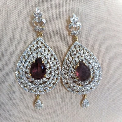 Impresionantes pendientes colgantes glamorosos con diamantes de imitación pavé de vidrio amatista tono dorado Foto 1 de 4