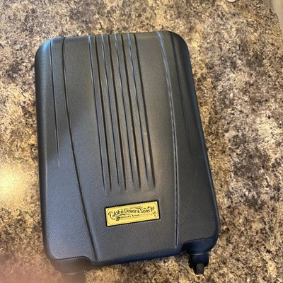 Maleta de mano giratoria de 4 ruedas con publicidad — logotipo de John Dewar Distillers Foto 1 de 4