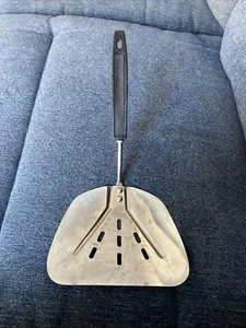 Espátula Vintage Extra Ancha Curvada Acero Inoxidable Flipper Turner Mango Plástico Negro - Imagen 1 de 6