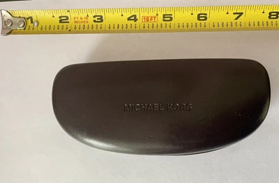 Estojo de óculos de couro Michael Kors concha dura marrom escuro - Imagem 1 de 3