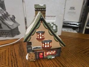 Dept 56 Elf Bunkhouse 5601-4 North Pole Series Heritage Village W/ Box & Light - Picture 1 of 13