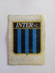 FIGURINA CALCIO 74 EDIRAF 1974 SCUDETTO INTER IN SETA FUSTELLATO CON VELINA - Picture 1 of 2
