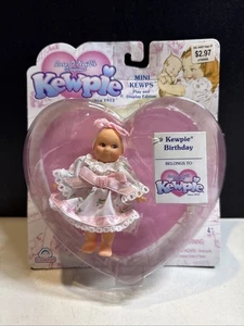 Muñeca Rosie O' Neill's KEWPIE Cumpleaños Mini Bebé Edición Juego y Exhibición 2000 Sin usar, en caja - Imagen 1 de 16